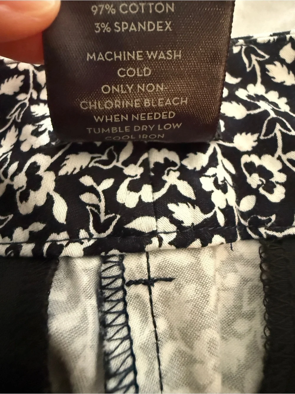 Ann Taylor Signature Black & White Floral Shorts Women 6P
